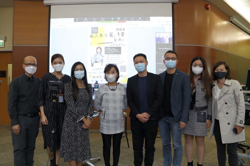 传理学部讲师与前香港电台机构传讯及节目标准总监伍曼仪博士（左四）合照。