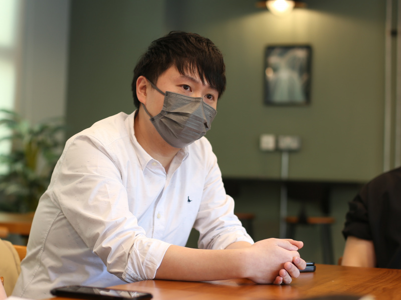 Ivan在浸大国际学院，以「2+2」模式升学。先完成2年制副学士，再衔接2年制浸大学士学位课程。