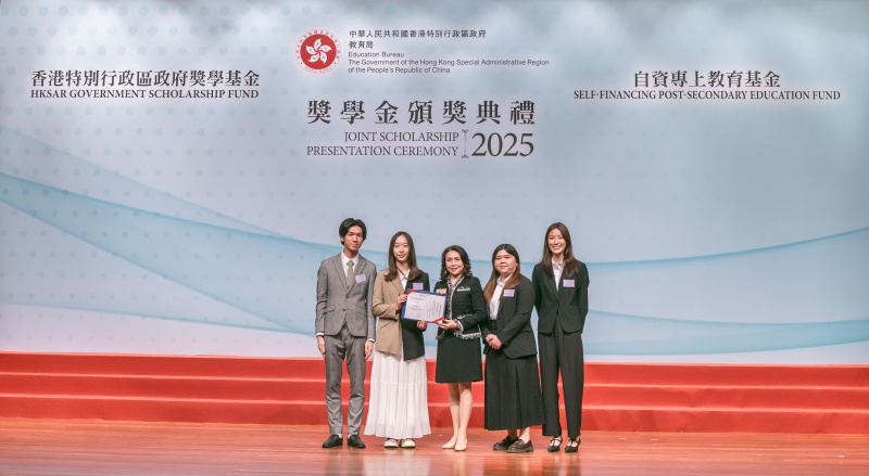 自资专上教育委员会成员梁嘉丽女士（中）颁发奖状予浸大持续教育学院学生代表。
