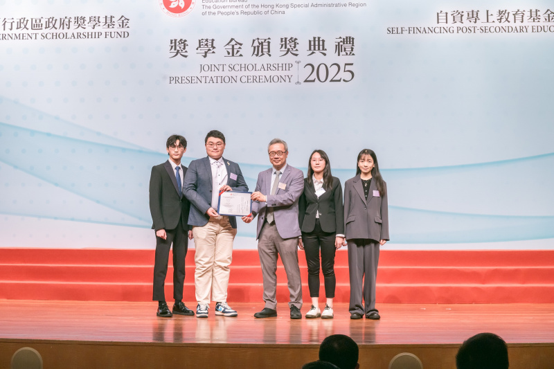 浸大持续教育学院院长钟志杰教授以自资专上教育委员会成员身份，担任颁奖嘉宾。