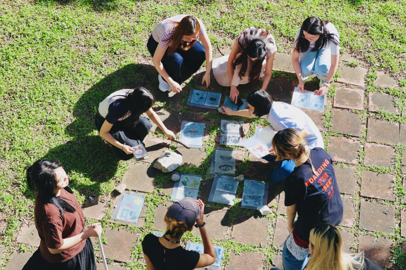 今年特別舉行「察覺藍圖 」工作坊，讓參加者學習觀察周圍的環境，並用藍曬技術捕捉日常被忽略的風景碎片，轉化為深藍色的記憶地圖。