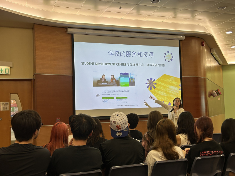 非本地生联系小组代表学院欢迎新生，并简介国际学院的学习资源和服务。