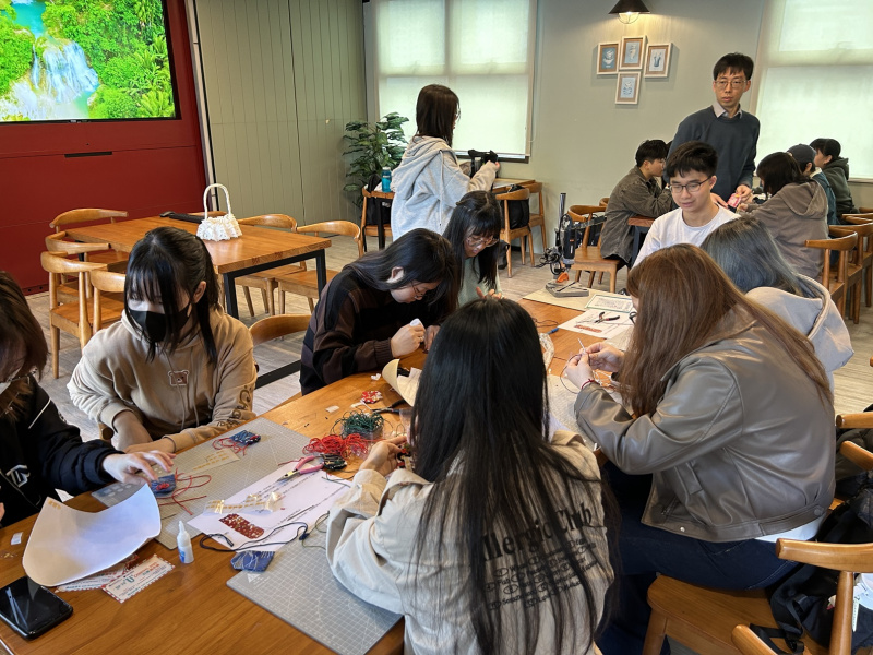 同學製作願望御守，期望心願達成。
