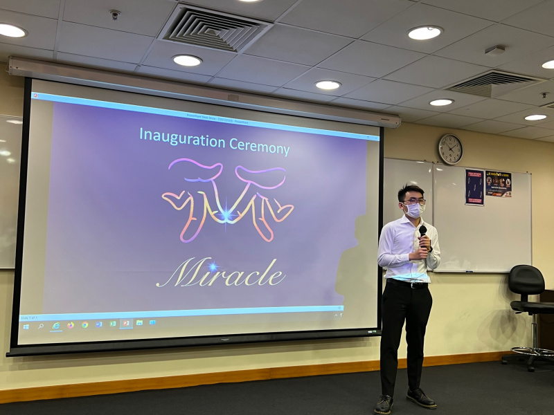 学生学会会长冼继阳在就职典礼上发表上任感言。