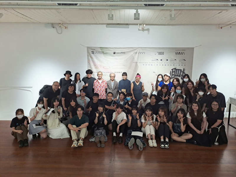 浸大國際學院視覺藝術副學士畢業展2023以「蔓步」為主題，展出36位同學的創作，共40多件作品。