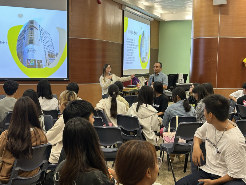 林惠文老师和黄沅婷老师代表学院欢迎新生，即席考验同学对学院的认识，并介绍专为同学举办的精彩活动。