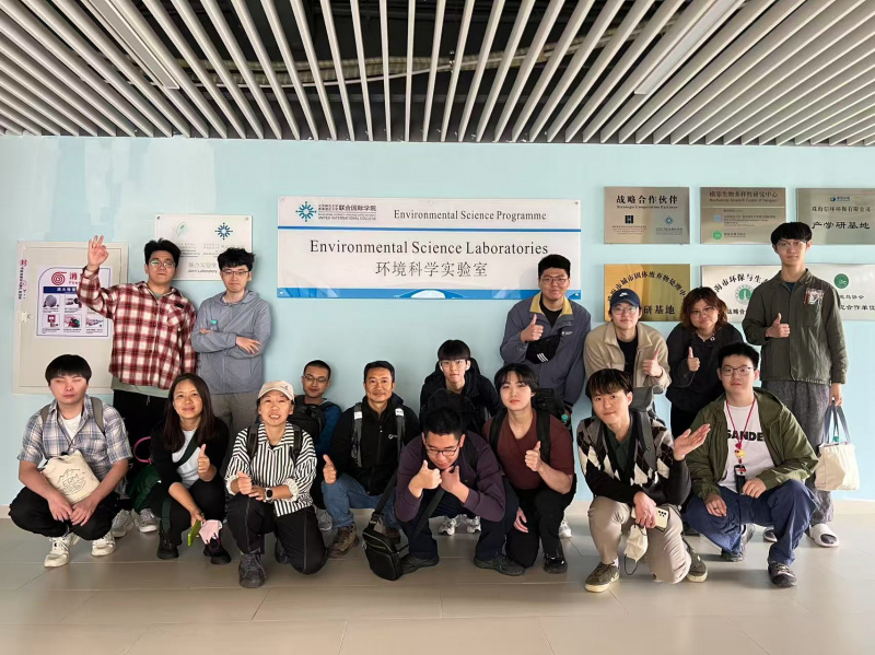 同學參觀北師香港浸會大學的環保技術科研實驗室。
