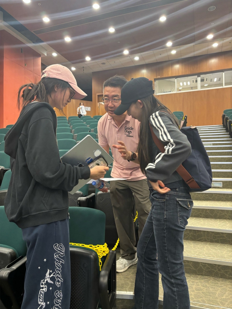 同学把握机会，向香港导盲犬学苑代表深入了解项目背景，为提案搜集资料。