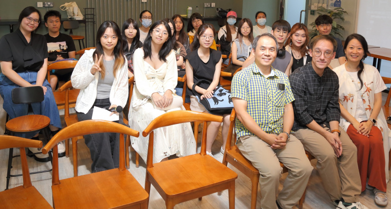 嘉宾讲者陈彦峰先生（右二）分享其古诗词创作心得，其后更在互动环节中，亲自指导参与者试创作属于自己的诗作，现场气氛活跃。