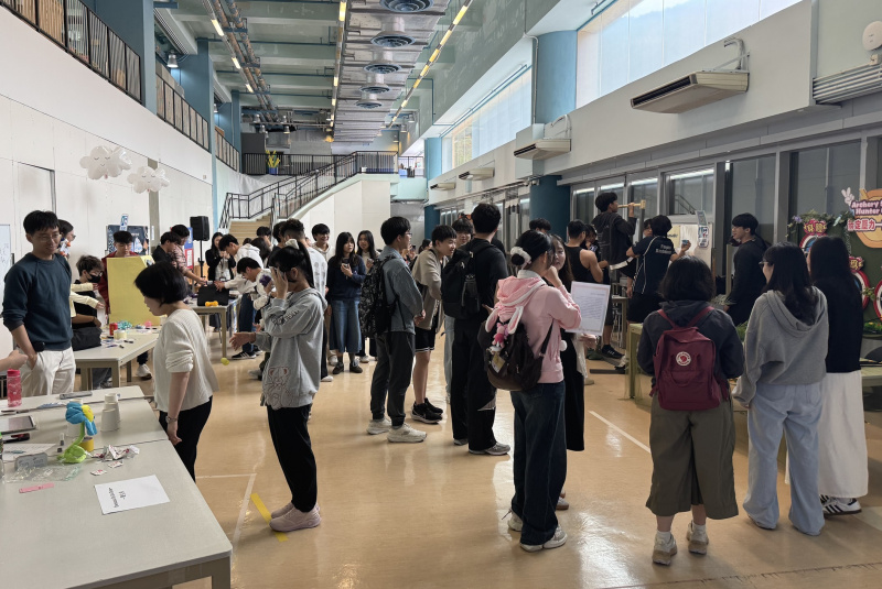 摊位日校园气氛非常热闹，摊位由同学主导及筹备，透过同侪影响力吸引大家投入参与，增强对学院的归属感。