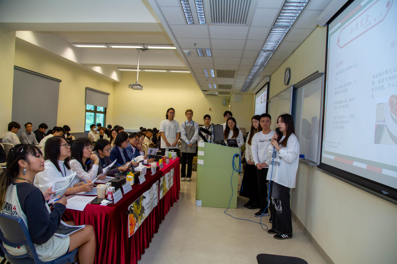 參賽隊伍由二年級與四年級市場學同學混合組成，展現課堂所學與創意結合的成果。