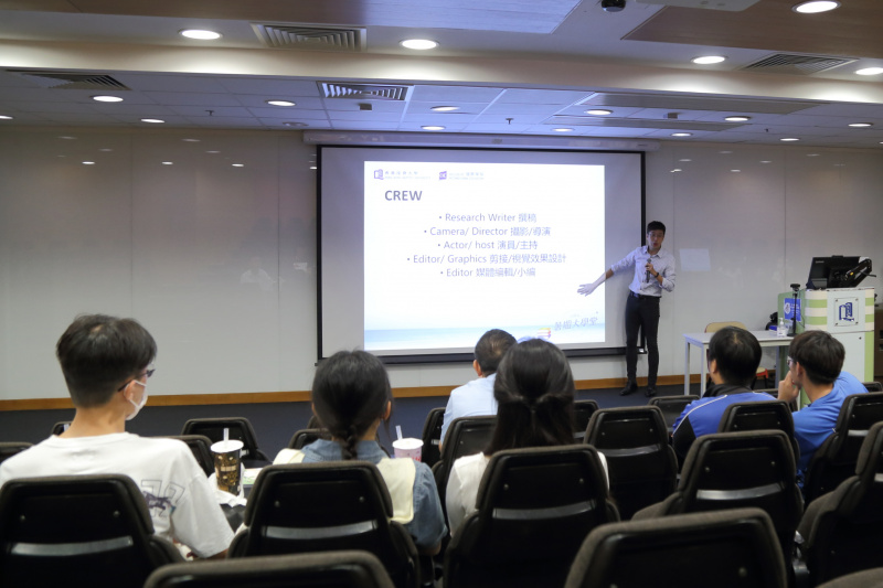 同学从「传理学部」的工作坊中了解摄制团队各个单位的工作。