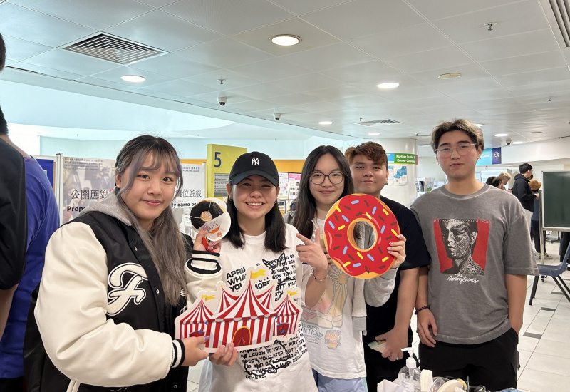 学院特别订购香甜的冬甩和咖啡挂耳包，同学完成摊位游戏要求即可换领。