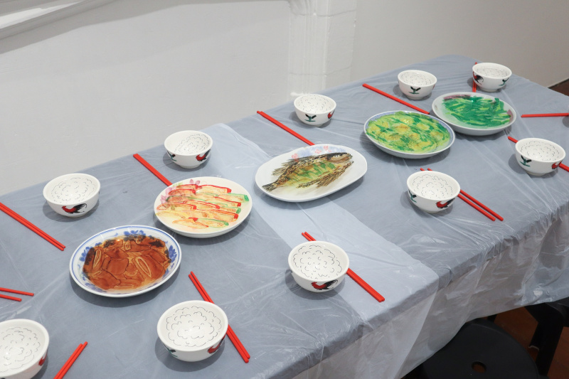 曾煦怡同学的作品《晚餐》，作品取材自家中并发挥创意，把家中一桌一碗搬到展览，还原平日一家人「开饭」的情景，反思家人能一同吃饭并非必然。