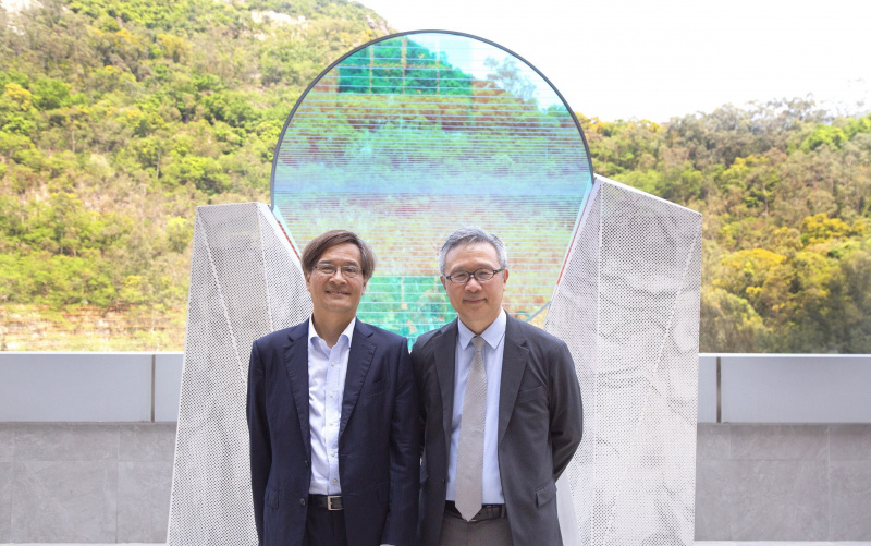 持续教育学院院长暨国际学院署理总监钟志杰教授（右）与郭钟宝芬慈善基金代表郭家声院士（左）。