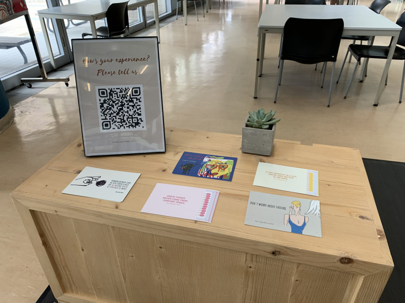 展览内摆放了学生发展中心编辑小组设计的多款图卡给同学索取。