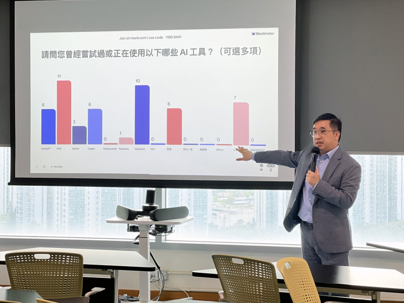 邱先生透过实例分享，讲解科技创新与团队之间的协作。