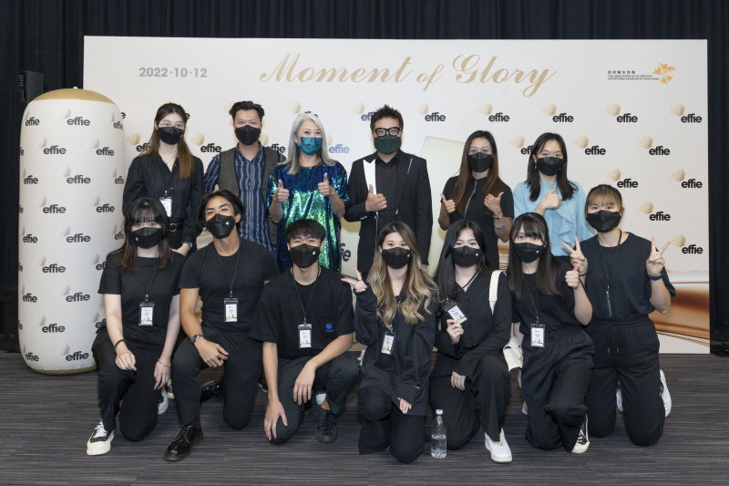 香港廣告商會（HK4As）主席、盛世廣告（Saatchi & Saatchi）集團董事總經理招迪強先生 (後排左四) 及香港廣告商會（HK4As）執行總監朱俊美女士 (後排左三) 與傳理學部師生合照。