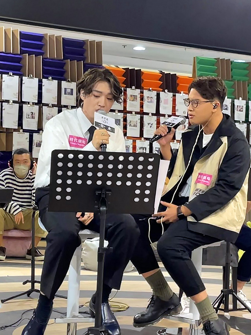 是次展览单位亦举办了10场「Silent Concert 」，当中 Jer 柳应廷@Mirror（左）的演出令同学尤其印象深刻。