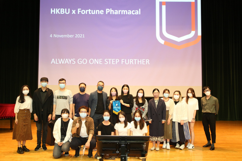 传理学部讲师、传理学会庄员，幸福医药助理总经理（香港）李淑莹小姐（后排左七）及产品经理梁翠珊小姐（后排左六）合照。