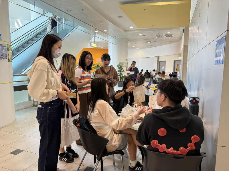 學生大使遊走校園各樓層，促進朋輩交流與互動。