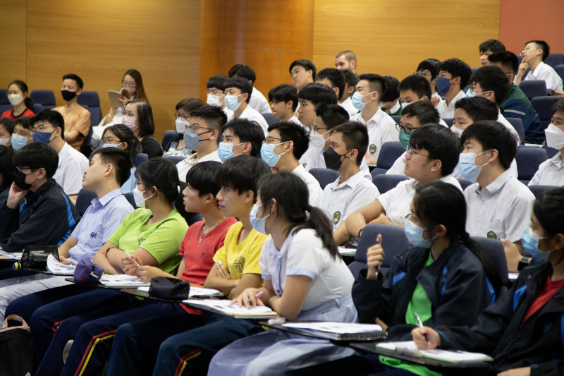 Students were very attentive and active in responding to Dr. Wong’s question. 