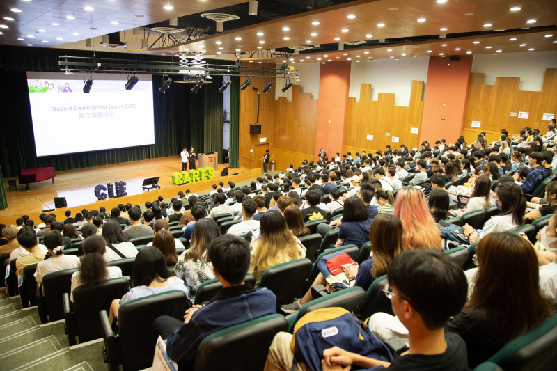 国际学院于八月底举办一连串迎新活动，欢迎超过1,800名副学士及自资学士新生。浸大学生事务处的代表、一众学院副总监联同学部老师及学院职员出席支持，并向他们介绍各项资讯，鼓励同学积极拓展大专生活。