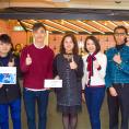 香港善導會副總幹事李淑慧女士（左三）及恒生銀行企業責任主管何卓惠女士（右三）頒發獎項予冠軍隊伍。