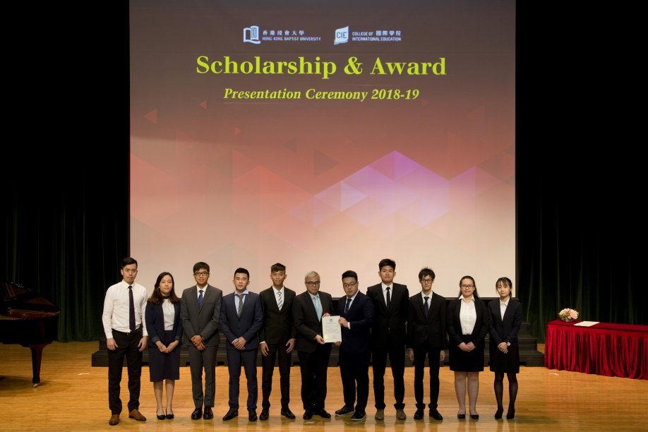 浸大國際學院獎學金贊助人及諮詢委員會主席巢國明先生（中）頒發獎項予同學，以示嘉許。